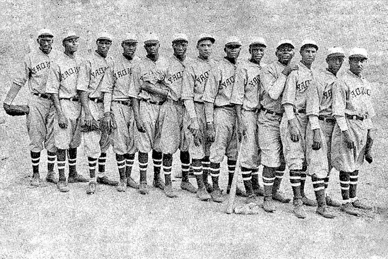 巨人棒球队的黑白照片，带有半色调纹理